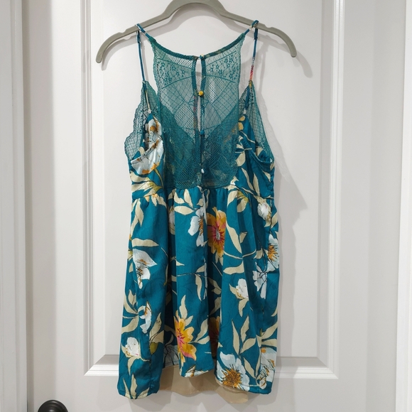 ✨️4/$20. Spring Floral Teal Sleeveless Cami Top, Lace Detail, Back Button Detail - Picture 8 of 16